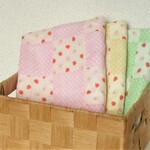 【ｱｳﾄﾚｯﾄ】いちごのガーゼケット [Ｓ] (ピンク) 48×70cm ベビー用掛け物／子ども用ひざ掛けサイズ、パッチワークのガーゼケット