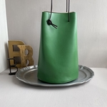 ■simple greens レザー巾着バック■綺麗な緑色