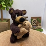 羊毛フェルト茶クマさんがワンコのぬいぐるみを抱っこしています♡