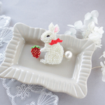 いちご狩りするうさぎさん  ビーズ刺繍ブローチ【受注制作】
