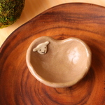 ふっくらハートのひつじ豆豆皿（茶）