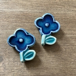 青いお花のブローチ(陶器)