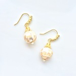 シェルボールのピアス
