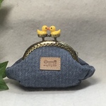 ta19640729様オーダー品・8.5㎝可愛いあひるの口金・がま口財布・小物入れ・デニム ブルー ・内布はイチゴ畑・可愛いチャームプレゼント！