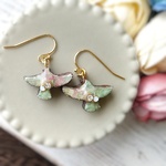 小粒な小鳥のウッドピアス/イヤリング(紫陽花) 金属アレルギー対応 木製  小ぶり