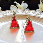 ステンドグラス　トライアングルピアス～レッド～