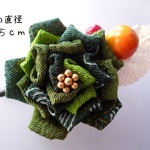 深緑×若草色 バラのクリップ髪飾り（つまみ細工）