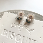 【1ペア】デザインポストピアス　ビーズピアス　花　白