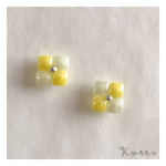 パールカラーのお花ピアス(薄黄)