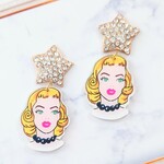 金髪美女のキラキラピアス