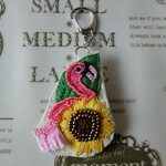 フラミンゴとひまわりのラケット型キーホルダーとブローチ　ビーズ刺繡・手刺繍