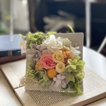 ⌘クリアケース付き！フレームアレンジ　sandy プリザーブドフラワー　　仏花　結婚祝い　お誕生日祝い　新築祝い　開店祝い　退職祝い　還暦祝い　退職祝い　開店祝い　結婚祝い　母の日　母の日　母の日