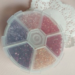 🔷パーツ◆▶️【30g】アクリルダイヤ 　カラービット　６色ケース付き◆　Aピンクパープルレッド　ダイヤモンドカット 3×2㎜　アクリル   アクセサリーパーツ