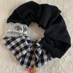 黒と黒チェックのシュシュ