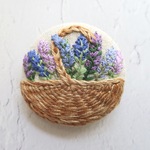 【ラベンダーの花籠】刺繍ブローチ 38mm