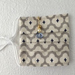 再2販⭐チャーム付き プリーツマスク  北欧花柄グレー（マスクチャーム付き　ノーズワイヤー、フィルターポケット付きマスク　不織布マスクカバーにも）