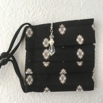 チャーム付き プリーツマスク   小紋柄 黒（マスクチャーム付き　ノーズワイヤー、フィルターポケット付きマスク　不織布マスクカバーにも）