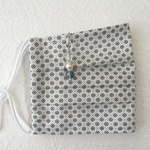 チャーム付き プリーツマスク   小紋柄シンプル白（マスクチャーム付き　ノーズワイヤー、フィルターポケット付きマスク　不織布マスクカバーにも）