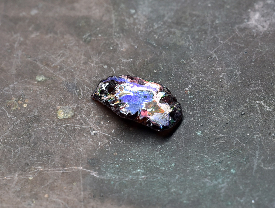 アンティーク金赤ホワイトハーツビーズ一連（5～7.5mm）A