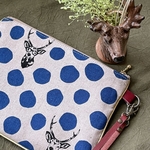 鹿と青のドットのフラットポーチ