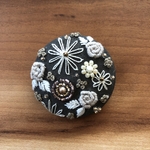 ビーズ刺繍くるみボタン（ヘアゴム/ブローチ）