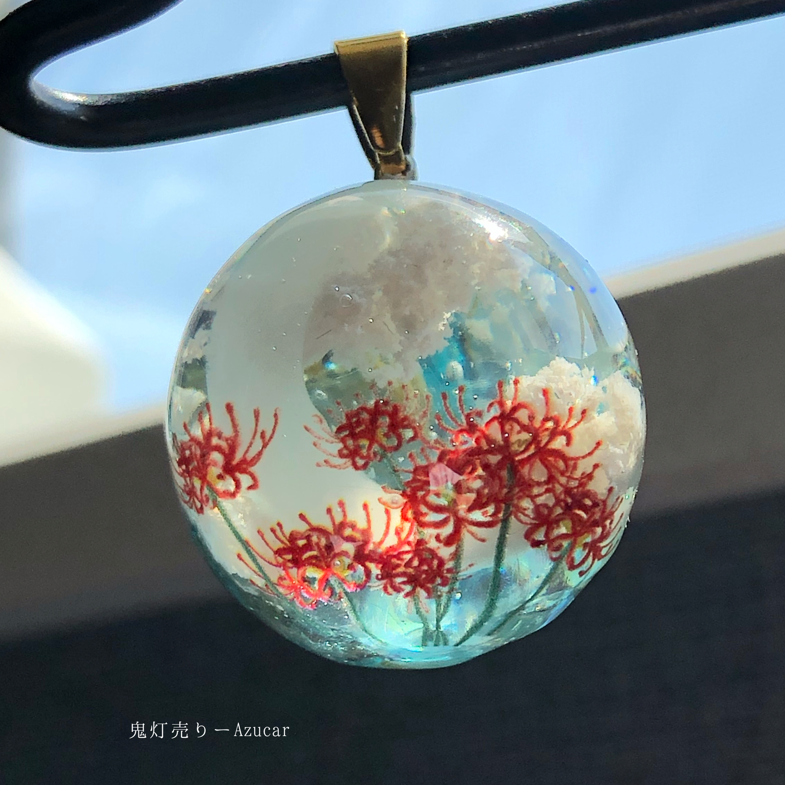 咲き乱れる彼岸花に三日月。　雲レジン　オルゴナイト　球体　蓄光　ネックレス 咲き乱れる彼岸花に三日月。 雲レジン オルゴナイト 球体 蓄光