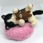 クッションで🧸くつろぐ猫(ハチワレ猫)羊毛フェルト