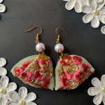 小さめパールの刺繍リボンピアス
