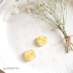 再販×②　minne限定　❁　HAPPYイエロー　かすみ草とパールのひとつぶピアス/イヤリング　❁　金属アレルギー対応　　ビタミンカラー　♡春