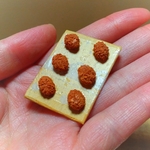 ミニチュア食品サンプル  カレーパン６個＋陳列板＋プライスカードセット  パン屋さんシリーズ