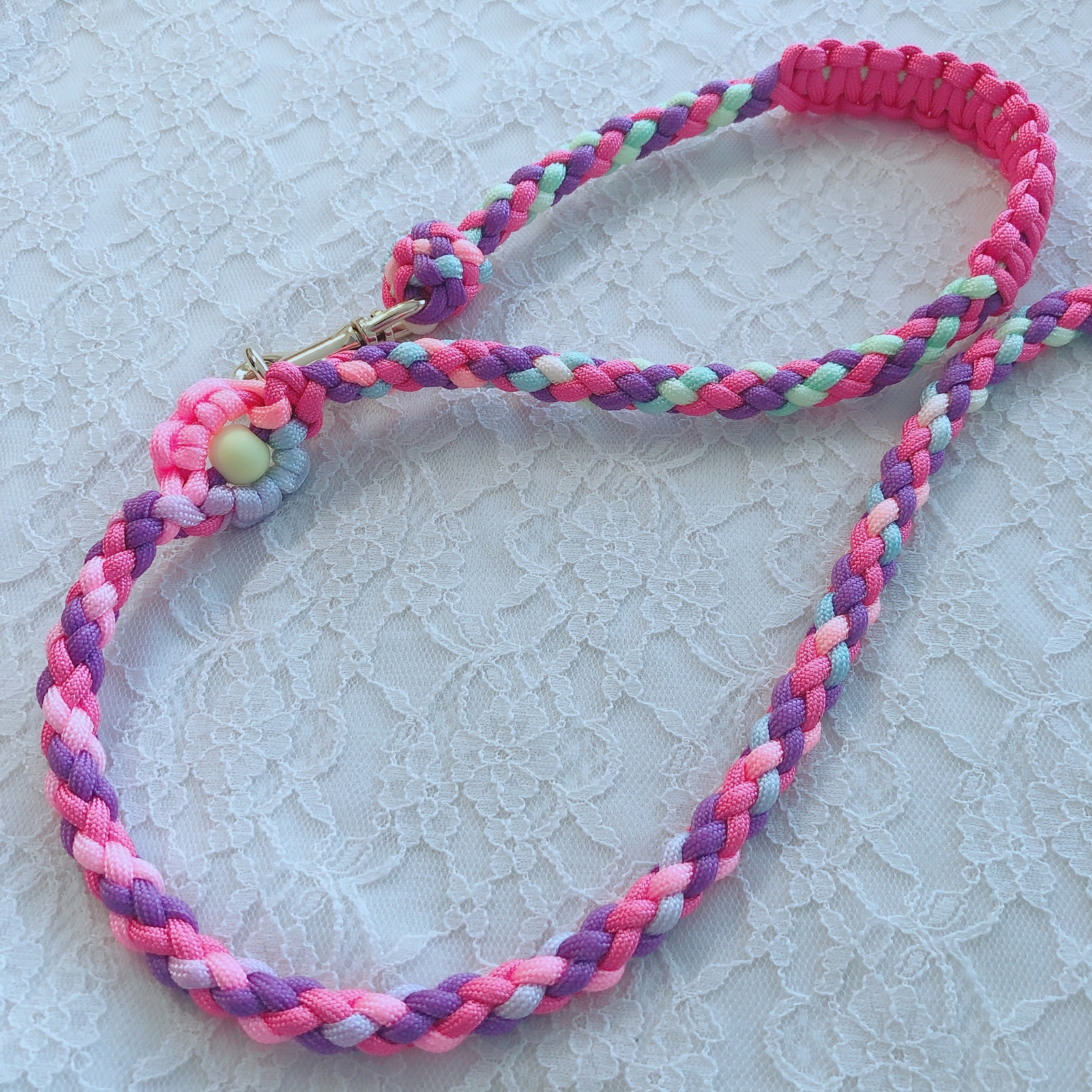 パラコードリード❥エレガント❥ブラック×ホワイト　キラキラビーズ　お花 №039 お花の4本or6本編みカフェリード】選べるビーズ☆パラコード