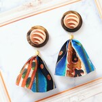 レトロな柄のタッセルピアス