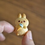 チョコミントアイスをもぐもぐうさぎさん🍦 ブローチまたはマグネット