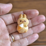 ソフトクリームもぐもぐうさぎさん🍦 ブローチまたはマグネット