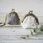 ブラウンのレース刺繍ミニミニがま口ポーチ アクセサリーケース