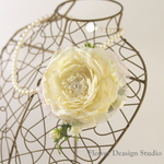 エクリュカラーの薔薇のコサージュ（ヘッドドレス可）