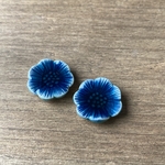 陶器のお花のピアス｢藍色｣／イヤリング ※チタンポスト