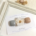 ホワイトフラワーくすみカラー　ヘアクリップ、バレッタ6㎝☆ シルバークマ、（ゴールドローズにも変更可）