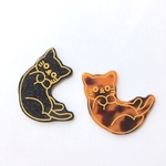 【送料84円／２匹セット】うにゃんポーズが可愛い！色が選べる　猫　のアクリルパーツ（べっ甲色、黒ラメ）