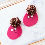 もじゃもじゃ頭のすまし顔ピンクピアス