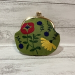 お花手刺繍のがま口ポーチ