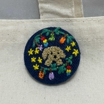 【送料無料】刺繍　くるみボタン　ブローチ　トイプードル　#88