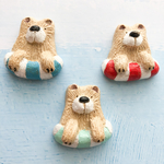 泳ぎたい熊のブローチ
