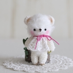 約6.5cm 小さな、あみぐるみ ふわふわシロクマちゃん　リボン ピンク B