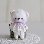 約6.5cmの小さな、あみぐるみ ふわふわシロクマちゃん　リボン パープルB
