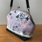 ちょっと大きめがま口バッグ(白猫と紫陽花)