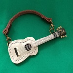 【シャンパンゴールド】革のギターモチーフ　バッグチャーム　ブライスに　革小物　オリジナル