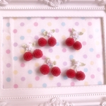 赤いさくらんぼのモチーフ  5こ
