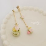 マカロンケーキとアイシングバラのロングピアス