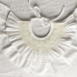 スモッキング　ベビースタイ　おめかしスタイ　刺繍襟　ホワイト　グリーン　フリルスタイ　かわいいスタイ　記念日　誕生日　100日祝い　お食い初め　ベビー服　男の子　女の子　節句　お雛祭り　